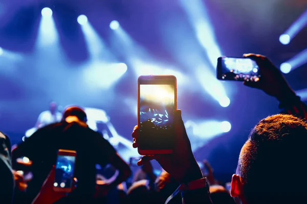 Smartphone Handen Van Fan Tijdens Muziekshow — Stockfoto