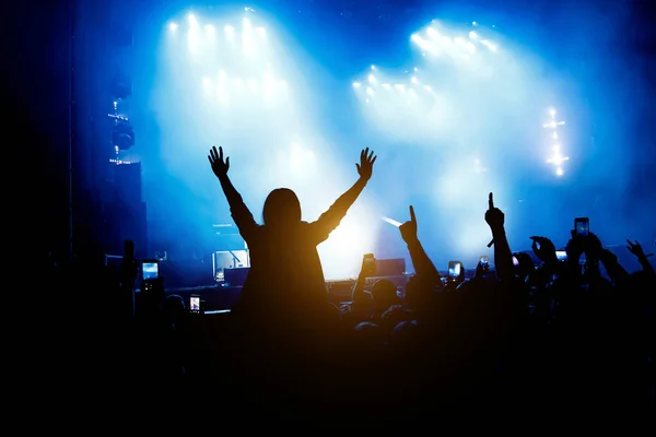 Public Concert Profite Silhouettes Mains Levées Smartphones — Photo