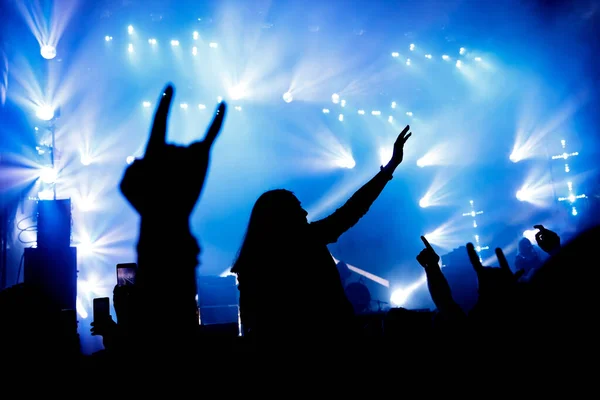 Das Publikum Beim Konzert Genießt Silhouetten Erhobener Hände Und Smartphones — Stockfoto