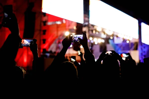 Silhouette Uno Smartphone Nelle Mani Registra Video — Foto Stock