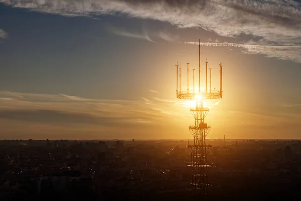 Nad Velkým Městem Tyčí Silueta Televizní Věže — Stock fotografie