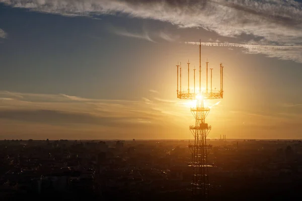 Silhuett Tower Reser Sig Över Storstaden — Stockfoto