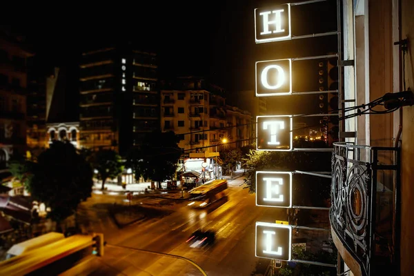 Hotellskylt Över Natten Stad — Stockfoto