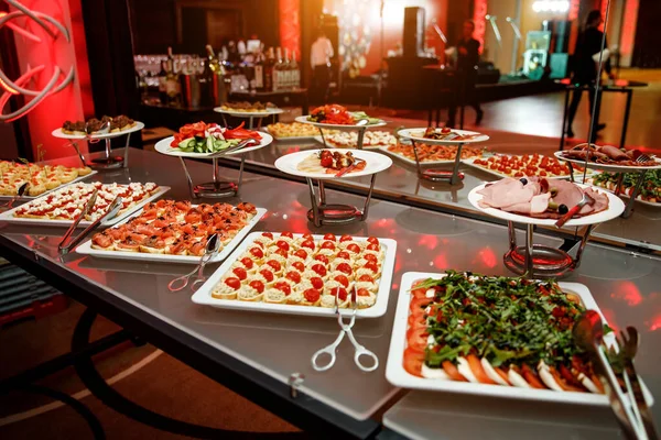 Banket Het Restaurant Diverse Lekkernijen Snacks Het Gala Evenement Catering — Stockfoto