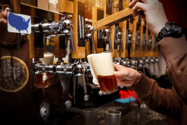 Barman Mãos Derramando Uma Cerveja Escura Copo — Fotografia de Stock