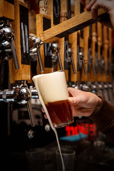 Barman Handen Gieten Een Donker Bier Een Glas — Stockfoto