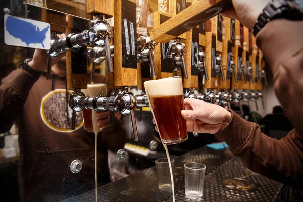 Barista Che Versa Dal Rubinetto Birra Fresca Nel Bicchiere Pub — Foto Stock