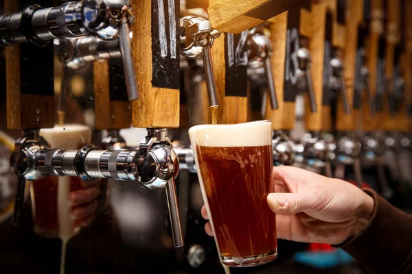 Barman Nalévá Kohoutku Čerstvé Pivo Sklenice Hospodě Bar — Stock fotografie