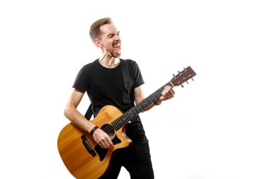 Genç adam gitar çalar. İzole edilmiş beyaz arkaplan