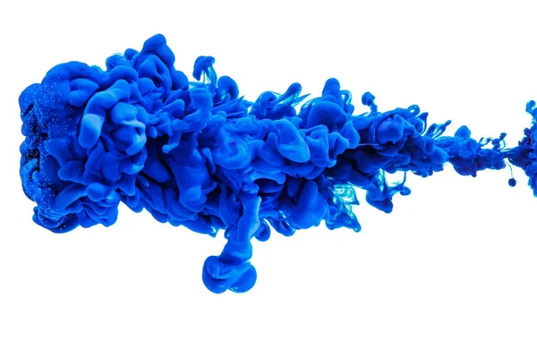 青いインクの水の抽象的な背景に白い背景に隔離 — ストック写真