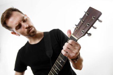 Gitarist gitar panosunda akor çalıyor. Yakından.