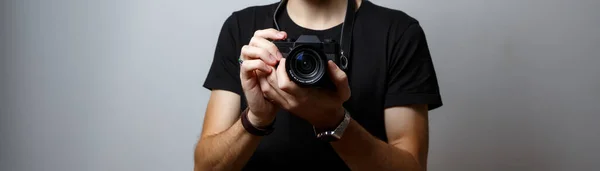 写真家の手にある小さなカメラ — ストック写真