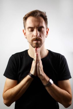 Dua eden bir adamın portresi.