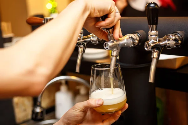 Derramando Cerveja Torneira Bar — Fotografia de Stock