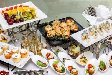 Farklı atıştırmalıklar ve aperatiflerle servis masası..