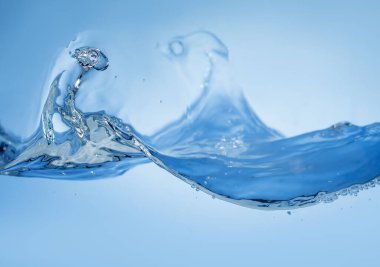 Mavi su dalgalarının ve sıçramaların yan görüntüsü