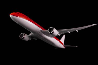 İzole edilmiş siyah arkaplanı olan ticari uçak.