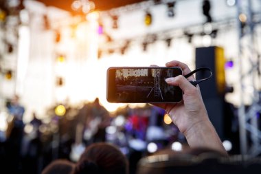 Konserin canlı yayınını cep telefonundan internete aktar.