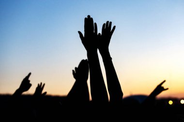 Büyük bir kitlesel olayda birçok insanın elini kaldırdı..