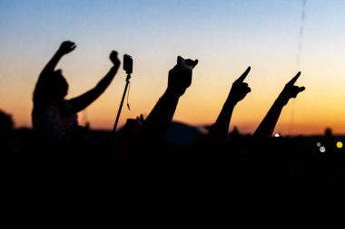 Büyük bir kitlesel olayda birçok insanın elini kaldırdı..