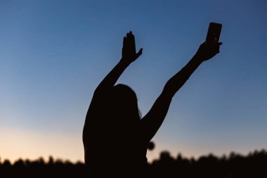 Büyük bir kitlesel olayda birçok insanın elini kaldırdı..