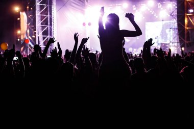 Toplu etkinlikte bir sürü insan vardı. Konser kalabalığı