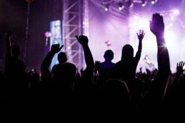 Sahnedeki bir müzikal gösterisinin onuruna ellerini kaldırdı.