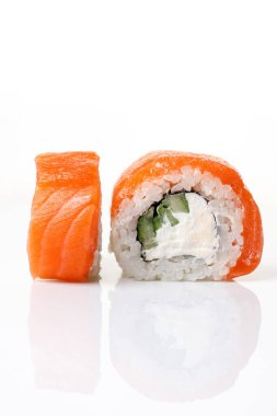 Philadelphia suşisi yansıması olan izole beyaz bir zemin üzerinde yuvarlanıyor