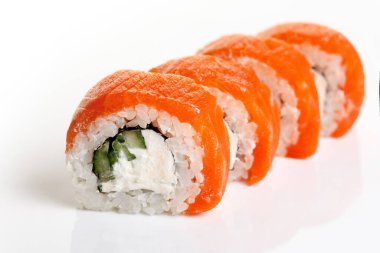 Philadelphia suşisi yansıması olan izole beyaz bir zemin üzerinde yuvarlanıyor