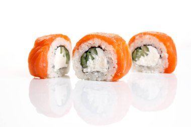 Philadelphia suşisi yansıması olan izole beyaz bir zemin üzerinde yuvarlanıyor