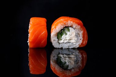 Philadelphia Sushi Roll siyah arka planda yansımalı