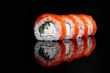 Philadelphia Sushi Roll siyah arka planda yansımalı