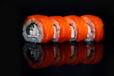 Philadelphia Sushi Roll siyah arka planda yansımalı