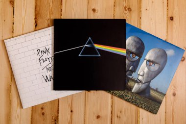 Minsk, Belarus - 07.04.2020: Ahşap arka planda Pink Floyd Vinil Koleksiyonu
