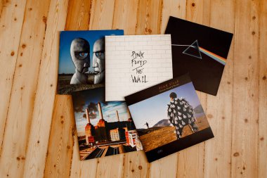 Minsk, Belarus - 07.04.2020: Ahşap arka planda Pink Floyd Vinil Koleksiyonu