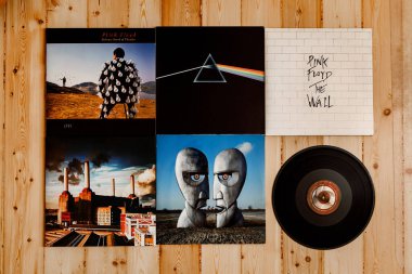 Minsk, Belarus - 07.04.2020: Ahşap arka planda Pink Floyd Vinil Koleksiyonu