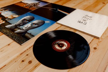 Minsk, Belarus - 07.04.2020: Ahşap arka planda Pink Floyd Vinil Koleksiyonu