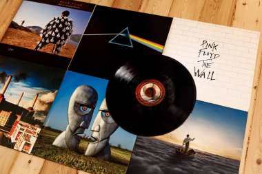 Minsk, Belarus - 07.04.2020: Ahşap arka planda Pink Floyd Vinil Koleksiyonu