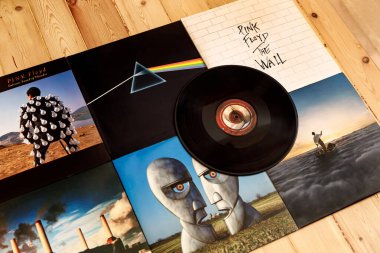 Minsk, Belarus - 07.04.2020: Ahşap arka planda Pink Floyd Vinil Koleksiyonu