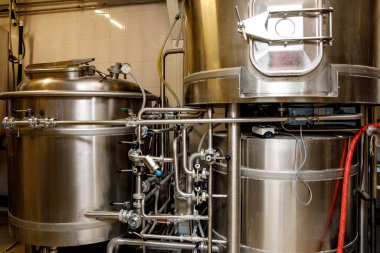 Bira fabrikasında bira demlemek için ekipman.