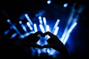 Aşk silueti kalp işareti. Konser canlı yayınında eller tarafından yapılıyor.