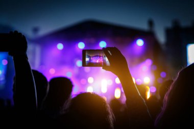 Canlı müzik festivali akıllı telefon kayıtlarıyla konser sahnesinin fotoğrafını çekiyor.