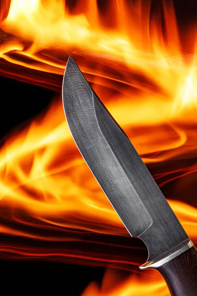 Şam Çelik Bıçağı yangın arka planında. — Stok fotoğraf