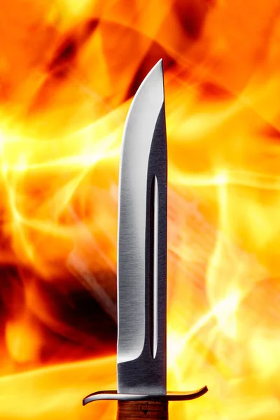 Coltello sullo sfondo del fuoco. — Foto Stock