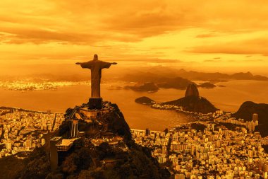 Rio de Janeiro, Brezilya - 21.11.2019: Rio de Janeiro 'nun İsa' nın Kurtarıcısı heykeli ile hava manzarası