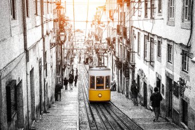 Lizbon 'daki eski caddede sarı tramvay. Siyah beyaz resim çiz.