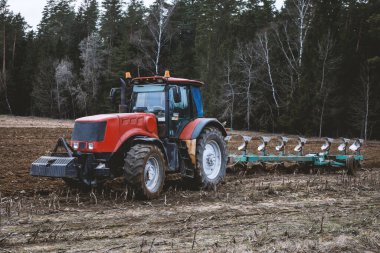 Traktör sürme tarlaları - tohum ekmek için arazi hazırlama.