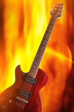 Yanan alev arka planında gitarlı bir poster.