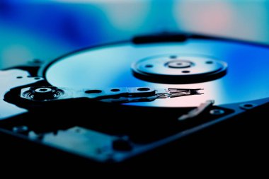 Sabit diskin içindeki soyut görüntü. Veri, donanım ve bilgi teknolojisi kavramı.