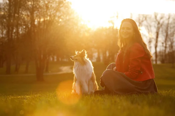 日没の背景に所有者と幸せな犬 — ストック写真